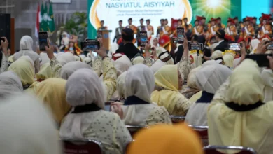 Ribuan peserta perempuan berseragam mengabadikan momen kemeriahan penutupan Muktamar Nasyiatul Aisyiyah ke-15 di Surakarta menggunakan ponsel pintar mereka.