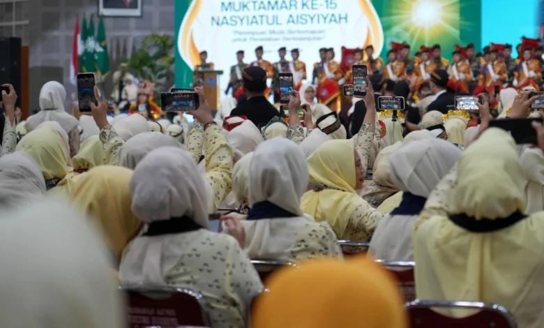 Ribuan peserta perempuan berseragam mengabadikan momen kemeriahan penutupan Muktamar Nasyiatul Aisyiyah ke-15 di Surakarta menggunakan ponsel pintar mereka.