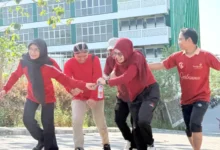 Staf PWM dan Lazismu Jateng penuh tawa saat bermain estafet dalam Lomba 17 Agustus menyambut HUT ke-81 RI.