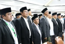Sejumlah tokoh Muhammadiyah berdiri khidmat saat menghadiri prosesi pelantikan pengurus MUI Jateng periode 2026-2031 di Gedung Gradika Bhakti Praja.
