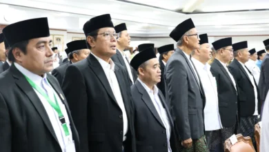 Sejumlah tokoh Muhammadiyah berdiri khidmat saat menghadiri prosesi pelantikan pengurus MUI Jateng periode 2026-2031 di Gedung Gradika Bhakti Praja.
