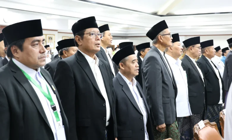 Sejumlah tokoh Muhammadiyah berdiri khidmat saat menghadiri prosesi pelantikan pengurus MUI Jateng periode 2026-2031 di Gedung Gradika Bhakti Praja.