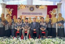 Foto bersama guru dan staf MI Muhammadiyah Purwodadi dalam acara Sekolah Orang Tua MI Muhammadiyah Purwodadi.