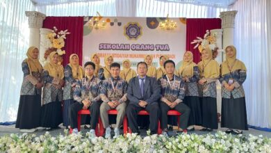 Foto bersama guru dan staf MI Muhammadiyah Purwodadi dalam acara Sekolah Orang Tua MI Muhammadiyah Purwodadi.
