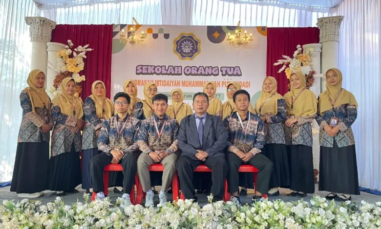 Foto bersama guru dan staf MI Muhammadiyah Purwodadi dalam acara Sekolah Orang Tua MI Muhammadiyah Purwodadi.