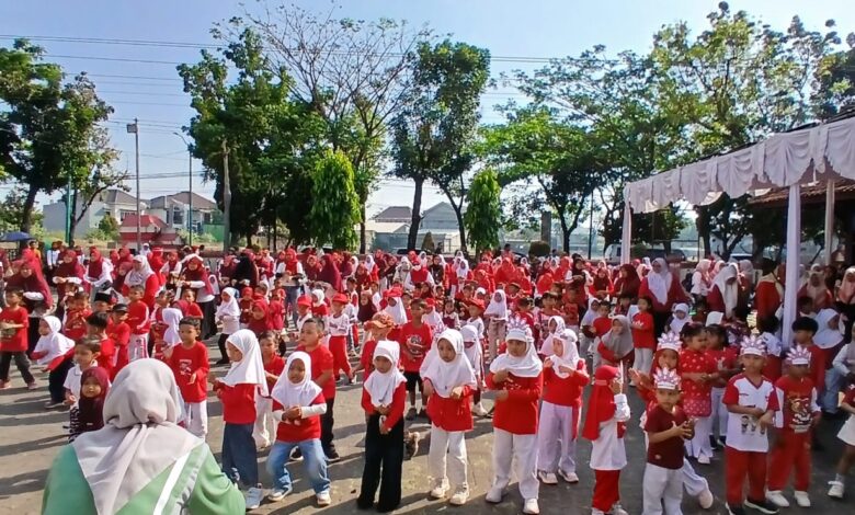 Ratusan siswa TK dan PAUD Aisyiyah ikuti senam bersama pada perayaan Milad TK ABA Jepara dan HUT RI ke-81.