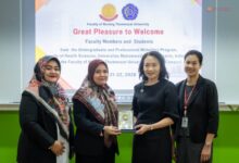 Dosen Universitas Muhammadiyah Purwokerto menyerahkan plakat penghargaan kepada Dekan Fakultas Keperawatan Thammasat University Thailand sebagai simbol kerja sama akademik internasional.