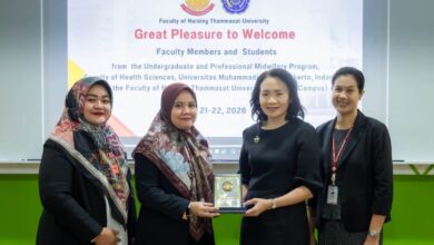 Dosen Universitas Muhammadiyah Purwokerto menyerahkan plakat penghargaan kepada Dekan Fakultas Keperawatan Thammasat University Thailand sebagai simbol kerja sama akademik internasional.