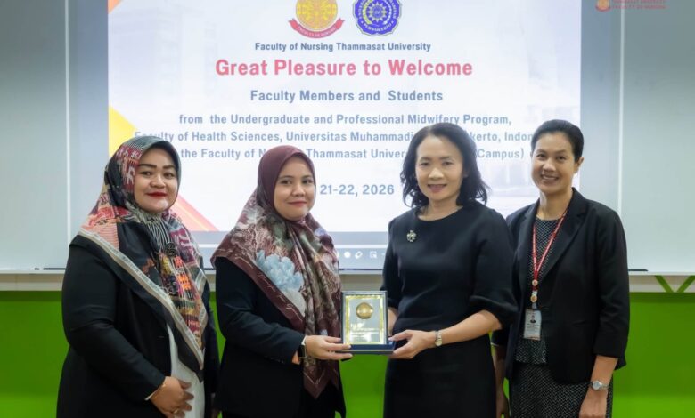 Dosen Universitas Muhammadiyah Purwokerto menyerahkan plakat penghargaan kepada Dekan Fakultas Keperawatan Thammasat University Thailand sebagai simbol kerja sama akademik internasional.