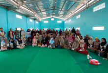 Warga dan mahasiswa KKN MAs Desa Bayem berfoto bersama dalam kegiatan sosialisasi parenting positif di SD Muhammadiyah 4 Kasembon
