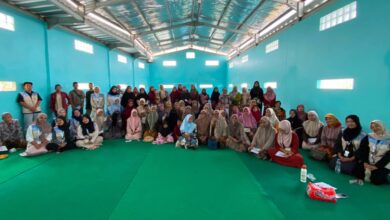 Warga dan mahasiswa KKN MAs Desa Bayem berfoto bersama dalam kegiatan sosialisasi parenting positif di SD Muhammadiyah 4 Kasembon