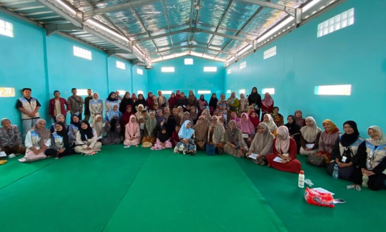 Warga dan mahasiswa KKN MAs Desa Bayem berfoto bersama dalam kegiatan sosialisasi parenting positif di SD Muhammadiyah 4 Kasembon