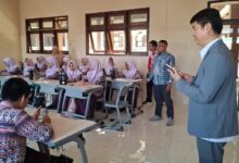 Direktur Chinese AI Xie Yi memimpin simulasi pembelajaran berbasis AI Mandarin di kelas SMP Mplus Gunungpring Magelang.