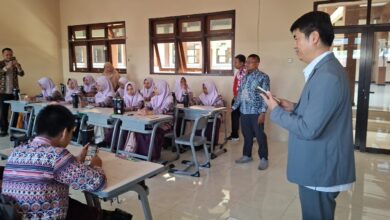 Direktur Chinese AI Xie Yi memimpin simulasi pembelajaran berbasis AI Mandarin di kelas SMP Mplus Gunungpring Magelang.
