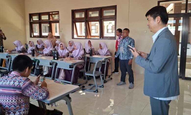 Direktur Chinese AI Xie Yi memimpin simulasi pembelajaran berbasis AI Mandarin di kelas SMP Mplus Gunungpring Magelang.