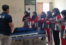 Sekelompok mahasiswa D3 Keperawatan UNIMUS sedang menyimak penjelasan instruktur saat simulasi penanganan pasien dalam pelatihan BTCLS UNIMUS 2026.