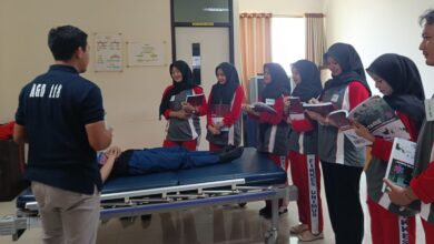 Sekelompok mahasiswa D3 Keperawatan UNIMUS sedang menyimak penjelasan instruktur saat simulasi penanganan pasien dalam pelatihan BTCLS UNIMUS 2026.