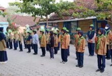 Siswa MI Muhammadiyah Sumber Blora mengikuti latihan baris-berbaris pramuka di halaman sekolah