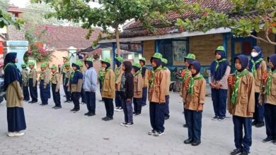 Siswa MI Muhammadiyah Sumber Blora mengikuti latihan baris-berbaris pramuka di halaman sekolah