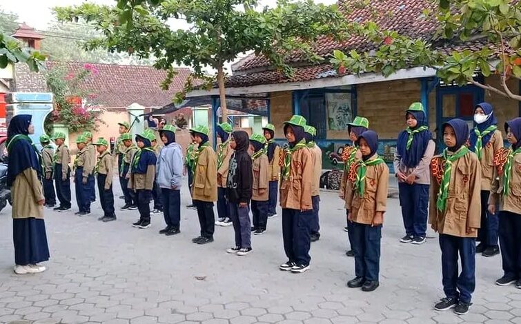 Siswa MI Muhammadiyah Sumber Blora mengikuti latihan baris-berbaris pramuka di halaman sekolah