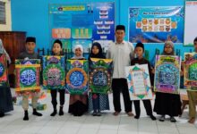 Para siswa kontingen SD Muhammadiyah Kriyan memamerkan karya seni kaligrafi dan khat usai meraih kejuaraan pada Lomba MAPSI 2026 tingkat Kecamatan Kalinyamatan.