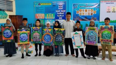Para siswa kontingen SD Muhammadiyah Kriyan memamerkan karya seni kaligrafi dan khat usai meraih kejuaraan pada Lomba MAPSI 2026 tingkat Kecamatan Kalinyamatan.