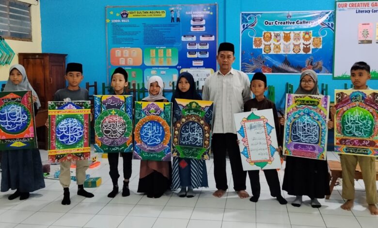 Para siswa kontingen SD Muhammadiyah Kriyan memamerkan karya seni kaligrafi dan khat usai meraih kejuaraan pada Lomba MAPSI 2026 tingkat Kecamatan Kalinyamatan.