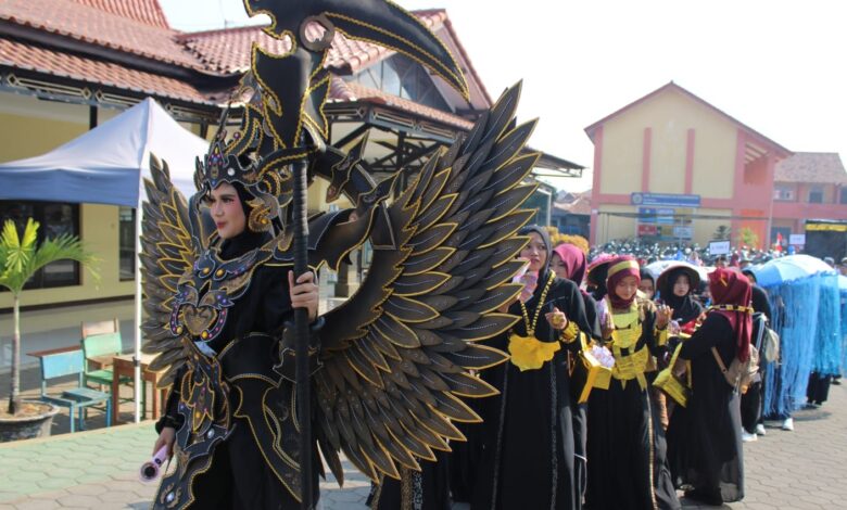 Seorang siswa SMK Muhammadiyah Kedungwuni mengenakan kostum megah daur ulang bernuansa hitam emas dalam Karnaval HUT RI Pekalongan.