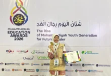 Siswa SMP At-Tajdid Muhammadiyah Blora, Mili Banyu B, tersenyum bangga memegang medali emas dan sertifikat di panggung Muhammadiyah Education Awards (MEA) 2026.
