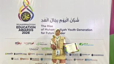 Siswa SMP At-Tajdid Muhammadiyah Blora, Mili Banyu B, tersenyum bangga memegang medali emas dan sertifikat di panggung Muhammadiyah Education Awards (MEA) 2026.
