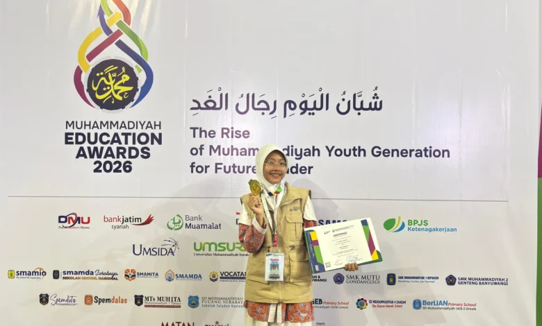 Siswa SMP At-Tajdid Muhammadiyah Blora, Mili Banyu B, tersenyum bangga memegang medali emas dan sertifikat di panggung Muhammadiyah Education Awards (MEA) 2026.