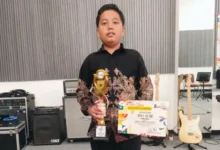 Siswa SMP Mutual Kota Magelang Dafa Alfaro memegang piala dan sertifikat juara 2 solo vocal Boda Creative Act Competition DIY