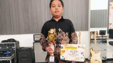 Siswa SMP Mutual Kota Magelang Dafa Alfaro memegang piala dan sertifikat juara 2 solo vocal Boda Creative Act Competition DIY