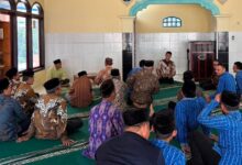 Peserta sosialisasi aplikasi MASA Muhammadiyah PDM Temanggung di PCM Tretep mendengarkan pemaparan di dalam masjid