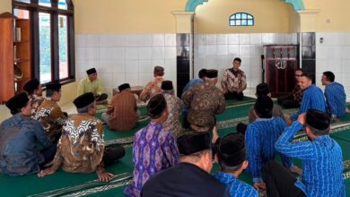 Peserta sosialisasi aplikasi MASA Muhammadiyah PDM Temanggung di PCM Tretep mendengarkan pemaparan di dalam masjid