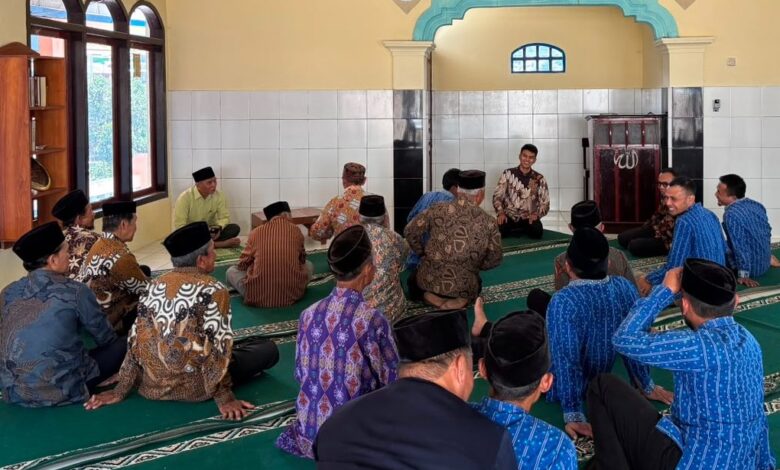 Peserta sosialisasi aplikasi MASA Muhammadiyah PDM Temanggung di PCM Tretep mendengarkan pemaparan di dalam masjid