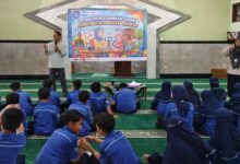 Murid SD Muhammadiyah PK Kottabarat Solo menyimak materi edukasi rumus disiplin gawai 1-7-1 dalam kegiatan Parents Day.