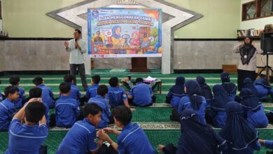 Murid SD Muhammadiyah PK Kottabarat Solo menyimak materi edukasi rumus disiplin gawai 1-7-1 dalam kegiatan Parents Day.
