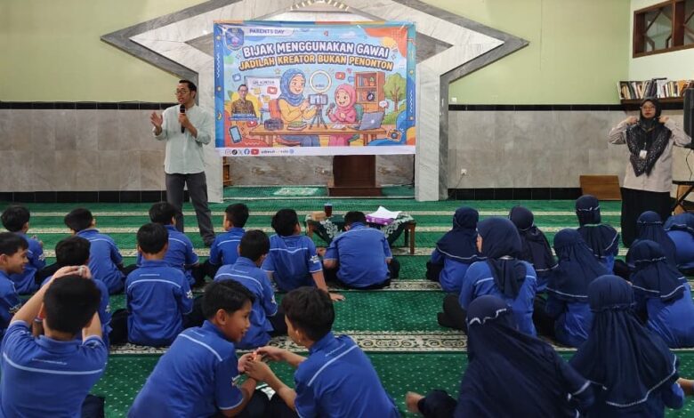 Murid SD Muhammadiyah PK Kottabarat Solo menyimak materi edukasi rumus disiplin gawai 1-7-1 dalam kegiatan Parents Day.