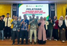 Peserta dan pemateri foto bersama dalam kegiatan Pelatihan Manajemen Merek dan Inovasi Produk Kampus Roadshow PLUT Academy di UMPWR Purworejo.