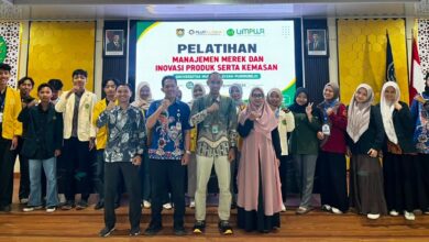 Peserta dan pemateri foto bersama dalam kegiatan Pelatihan Manajemen Merek dan Inovasi Produk Kampus Roadshow PLUT Academy di UMPWR Purworejo.