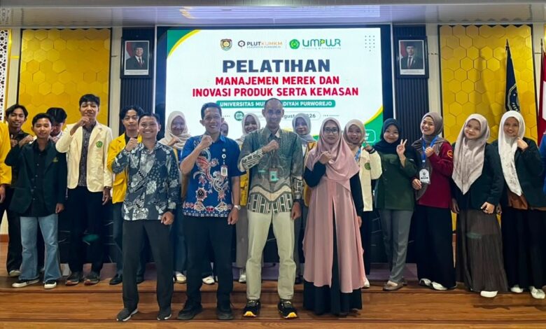 Peserta dan pemateri foto bersama dalam kegiatan Pelatihan Manajemen Merek dan Inovasi Produk Kampus Roadshow PLUT Academy di UMPWR Purworejo.