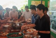 Suasana antrean warga dan jemaah Masjid Al Amin Cilacap sedang mengambil makanan gratis prasmanan pada program Jumat Berkah.