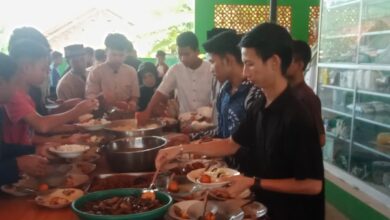 Suasana antrean warga dan jemaah Masjid Al Amin Cilacap sedang mengambil makanan gratis prasmanan pada program Jumat Berkah.