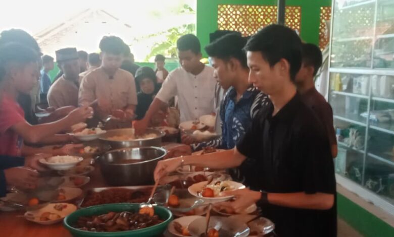 Suasana antrean warga dan jemaah Masjid Al Amin Cilacap sedang mengambil makanan gratis prasmanan pada program Jumat Berkah.