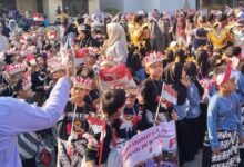 Sekelompok siswa SD Muh PK Banyudono mengenakan kostum kreasi tradisional dan membawa bendera merah putih saat Karnaval Kemerdekaan HUT RI ke-81.