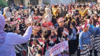 Sekelompok siswa SD Muh PK Banyudono mengenakan kostum kreasi tradisional dan membawa bendera merah putih saat Karnaval Kemerdekaan HUT RI ke-81.