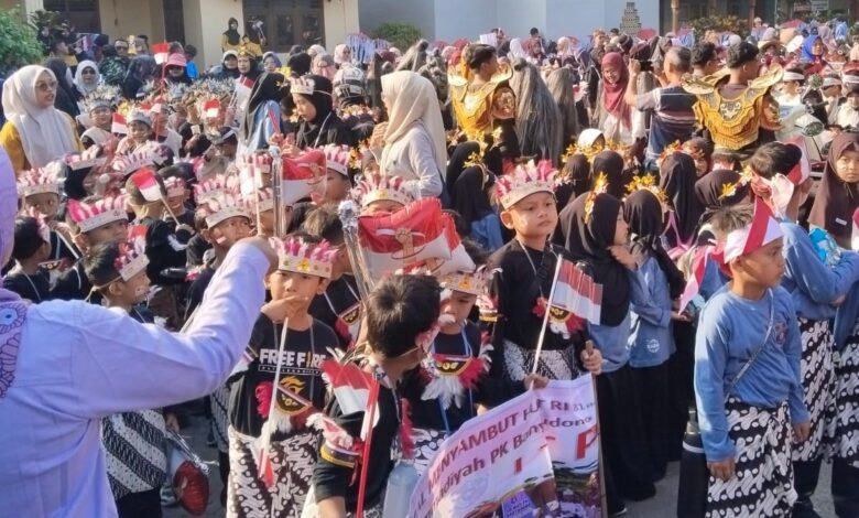 Sekelompok siswa SD Muh PK Banyudono mengenakan kostum kreasi tradisional dan membawa bendera merah putih saat Karnaval Kemerdekaan HUT RI ke-81.