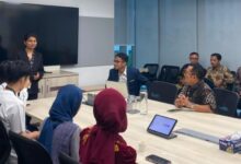 Delegasi FHIP UMS dan civitas akademika Bennett University India sedang berdiskusi dalam ruang rapat saat program Visiting Lecturer.