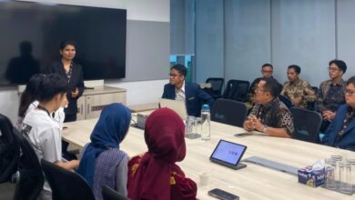 Delegasi FHIP UMS dan civitas akademika Bennett University India sedang berdiskusi dalam ruang rapat saat program Visiting Lecturer.